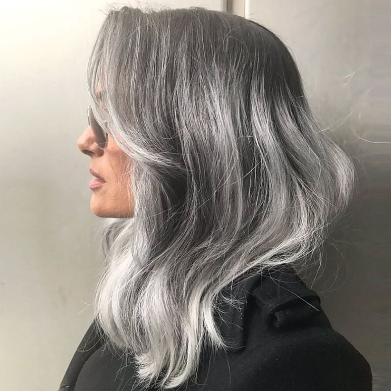Collarbone Waves With Silver Highlights And Curtain Bangs, Wavy — Simple Silver Highlights