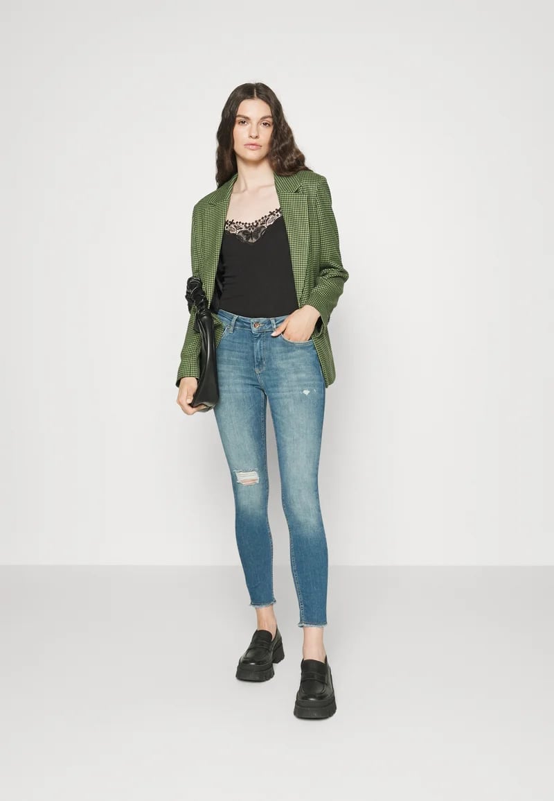 Blue Skinny Jeans with Lace Camisole and Checked Blazer — Simple Skinny Jeans Outfits