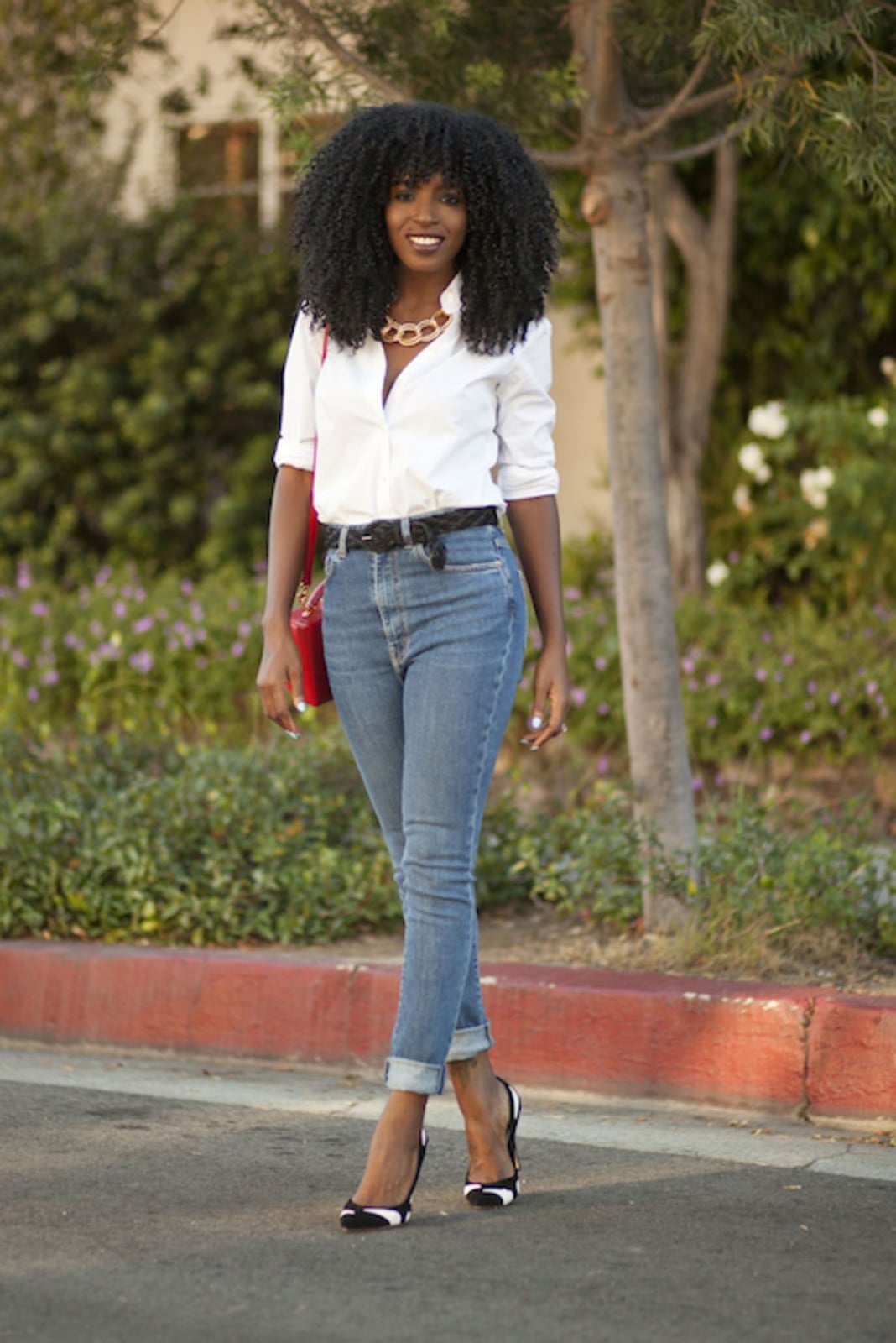 Blue Skinny Jeans and White Shirt with Red Crossbody Bag — Simple Skinny Jeans Outfits