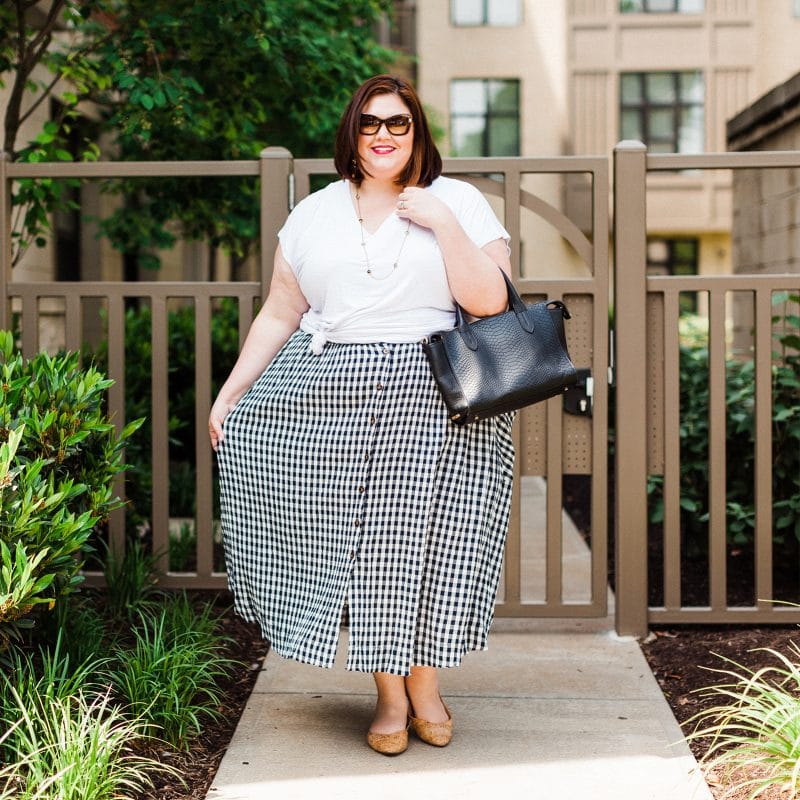 Black and White Gingham A Line Midi Skirt with Knotted T-Shirt — Simple Skirt Outfit Plus Size