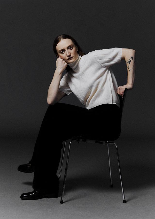 White Turtleneck Knit Top With Black Trousers White Turtleneck Knit Top With Black Trousers — Simple Smart Casual Outfits