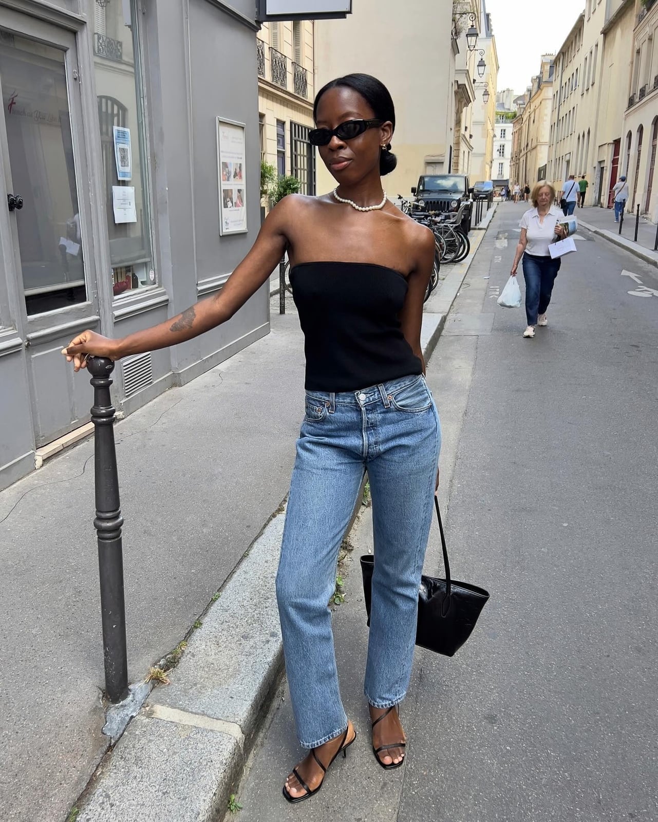 Black Strapless Top With Straight Jeans Black Strapless Top With Straight Jeans — Simple Smart Casual Outfits