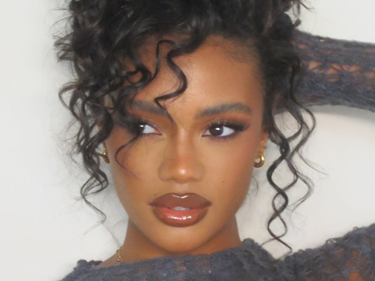 Shoulder Dark Brown Glossy Curls Shoulder Dark Brown Glossy Curls — Simple Soft Curls