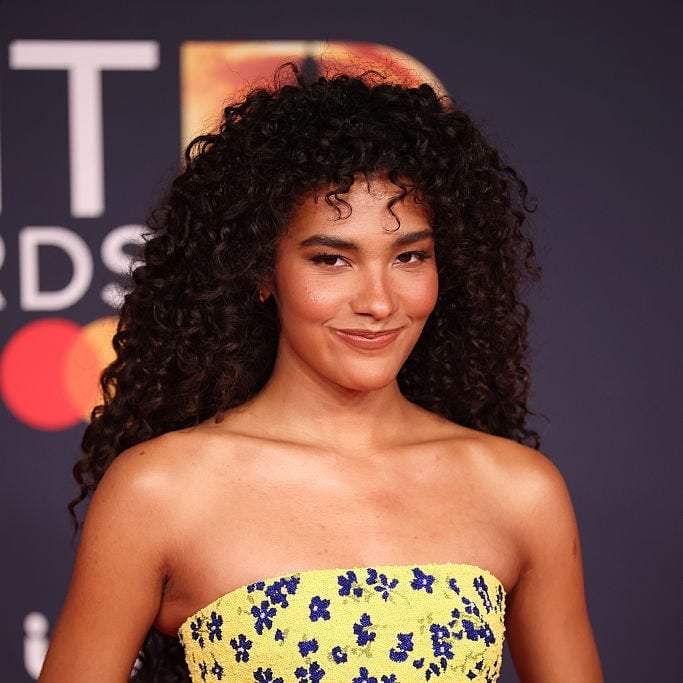 Mid-Back Dark Brown Voluminous Blowout Curls With Curtain Bangs Mid-Back Dark Brown Voluminous Blowout Curls With Curtain Bangs — Simple Soft Curls