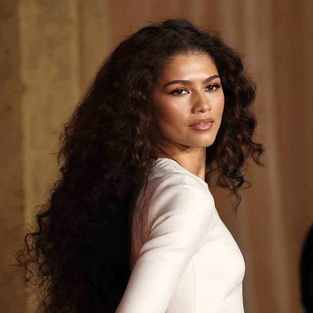 Mid-Back Dark Brown Voluminous Side Curls With A Woman With Thick Mid-Back Dark Brown Voluminous Side Curls With A Woman With Thick — Simple Soft Curls