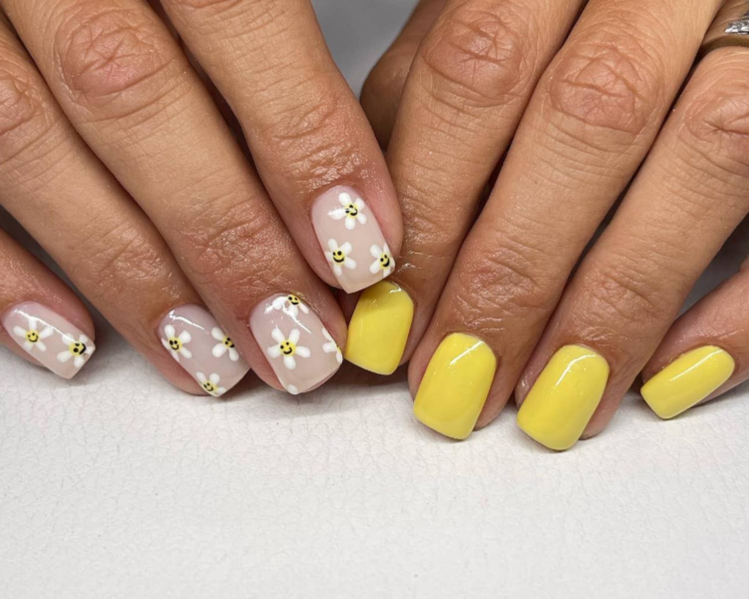 Short Squoval Nude Yellow Daisy Smiley Nails — Simple Squoval Nails