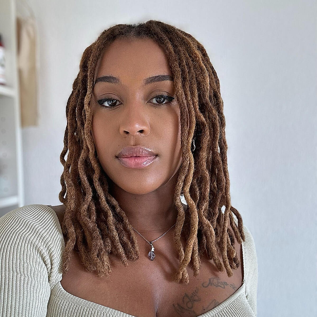 Collarbone Length Wavy Locs With Blonde Highlights Collarbone Length Wavy Locs With Blonde Highlights — Simple Starter Locs