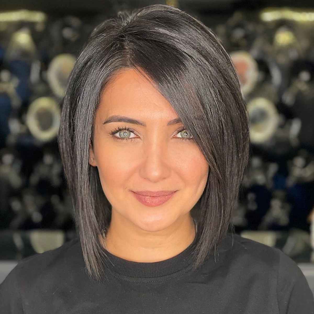 Chin Bob With Side Swept Fringe Chin Bob With Side Swept Fringe — Simple Straight Hair Haircuts
