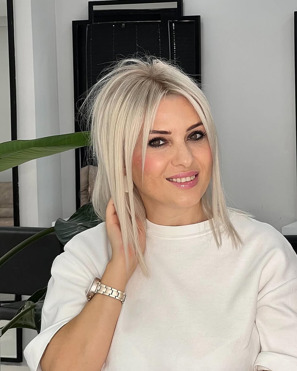 Platinum Blonde Long Bob With Side Bangs Platinum Blonde Long Bob With Side Bangs — Simple Straight Hair Haircuts