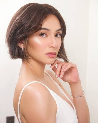 Chin Length Blunt Bob With Curtain Bangs Chin Length Blunt Bob With Curtain Bangs — Simple Straight Hair Haircuts