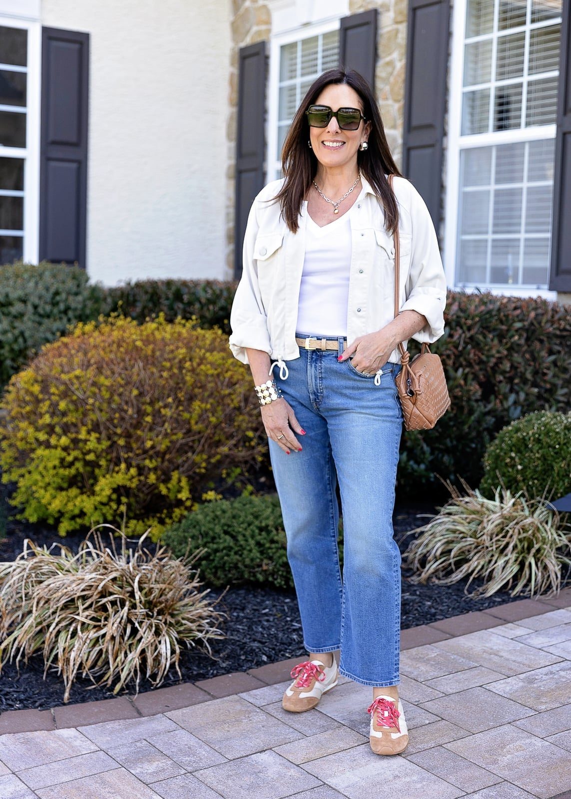 Light Wash Straight Leg Jeans with Overshirt and Sneakers Light Wash Straight Leg Jeans with Overshirt and Sneakers — Simple Straight Leg Jeans Outfits