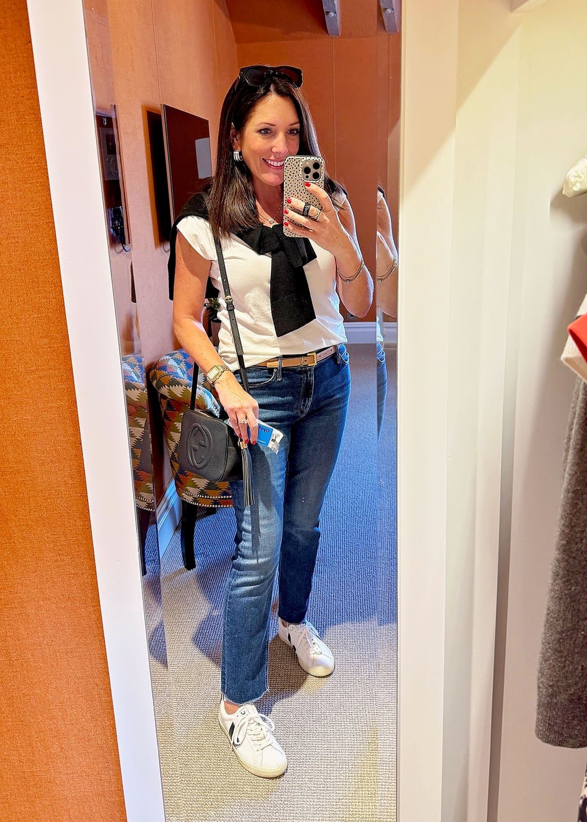 Straight Leg Jeans with Tie-Detail Shirt and Sneakers Straight Leg Jeans with Tie-Detail Shirt and Sneakers — Simple Straight Leg Jeans Outfits