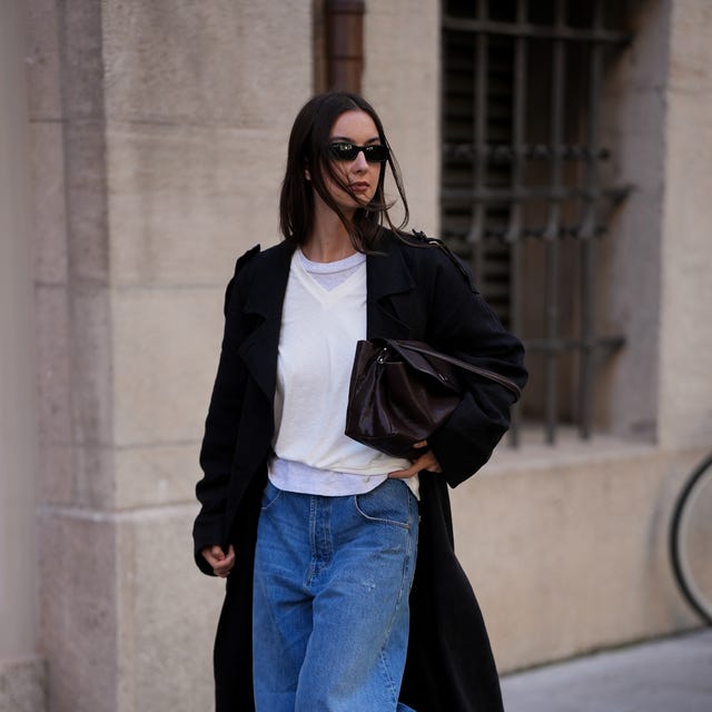 Light Wash Straight Leg Jeans with Black Trench Coat Light Wash Straight Leg Jeans with Black Trench Coat — Simple Straight Leg Jeans Outfits