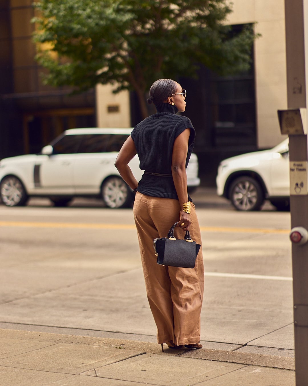 Tan Wide-Leg Trousers with a Black Sleeveless Turtleneck Tan Wide-Leg Trousers with a Black Sleeveless Turtleneck — Simple Tan Pants Outfits