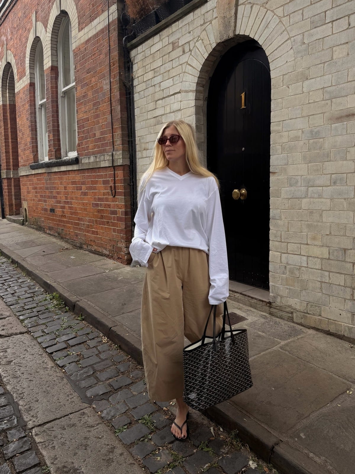 Wide-leg Tan Linen Pants with a White Long-Sleeve T-Shirt Wide-leg Tan Linen Pants with a White Long-Sleeve T-Shirt — Simple Tan Pants Outfits