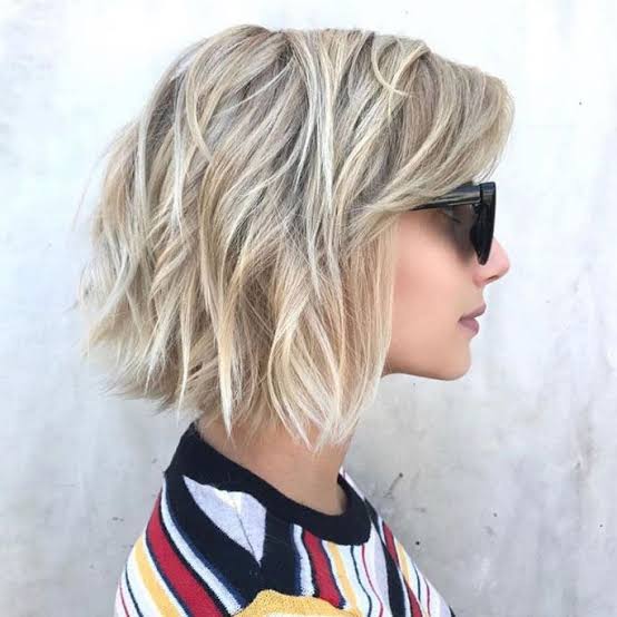 Collarbone Bob With Choppy Ends And Bangs Collarbone Bob With Choppy Ends And Bangs — Simple Textured Bob
