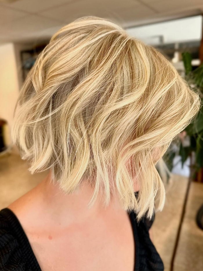 Collarbone Bob With Buttery Blonde Highlights Collarbone Bob With Buttery Blonde Highlights — Simple Textured Bob