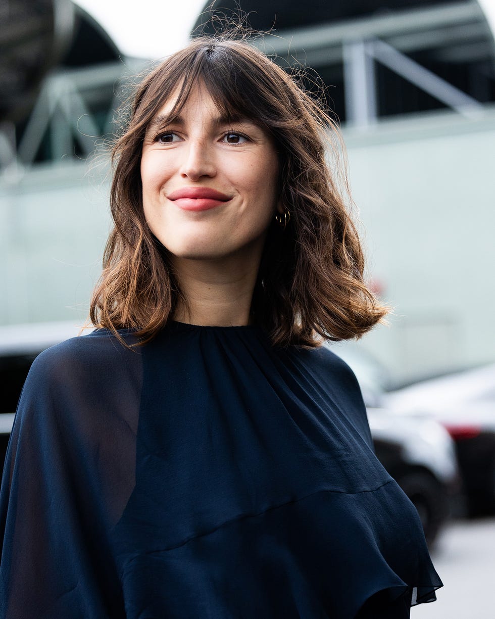 Chin Length Bob With Soft Curtain Bangs and Styled In An Air-Dried Chin Length Bob With Soft Curtain Bangs and Styled In An Air-Dried — Simple Textured Bob