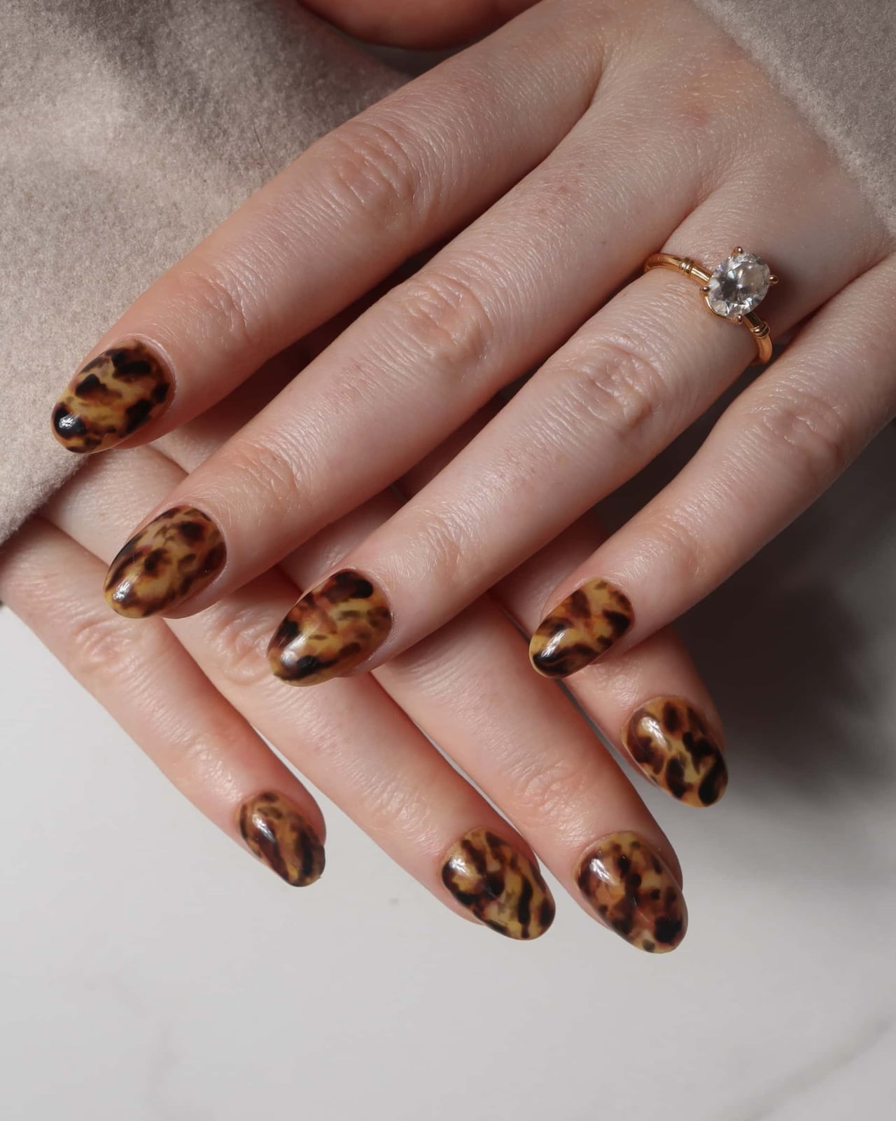 Oval Medium Tortoise Shell Effect, овальные — Simple Tortoise Nails