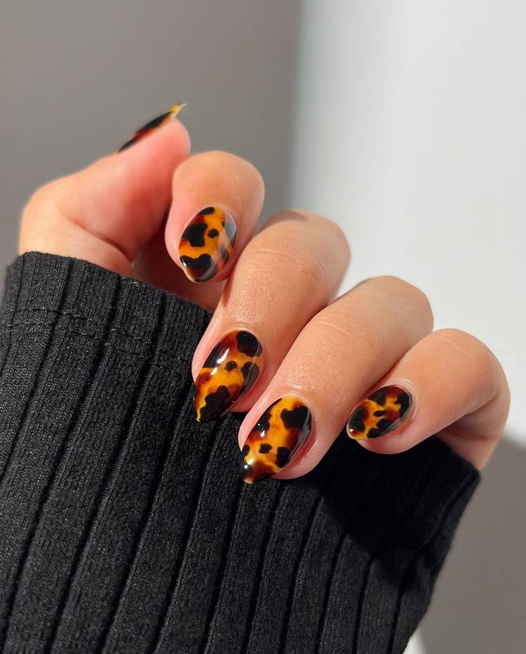 Medium Almond Classic Tortoise, Close-Up Take — Simple Tortoise Nails