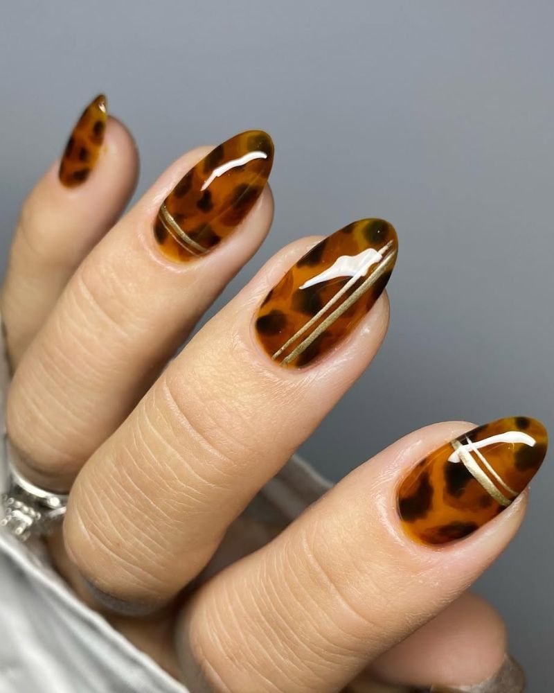 Medium Oval Tortoise With Gold Lines — Simple Tortoise Nails
