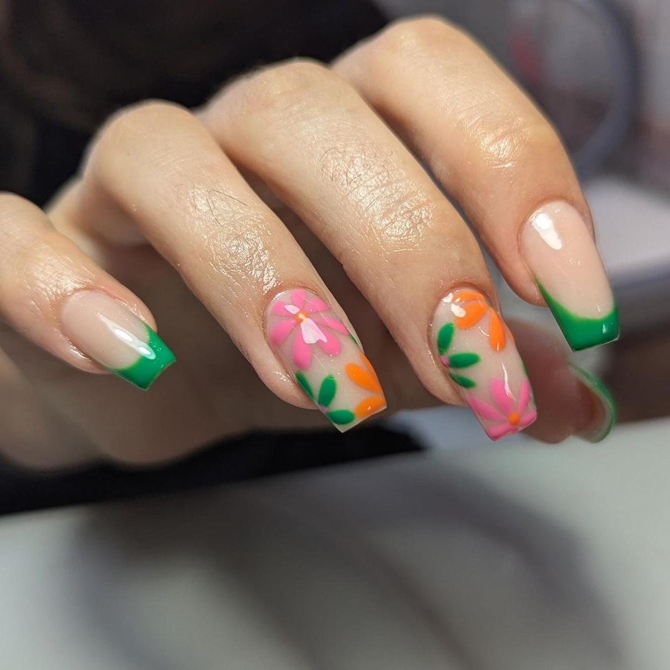 Gold Swirl Line Medium Almond Nails, Close-Up Take — Simple Trending Nails