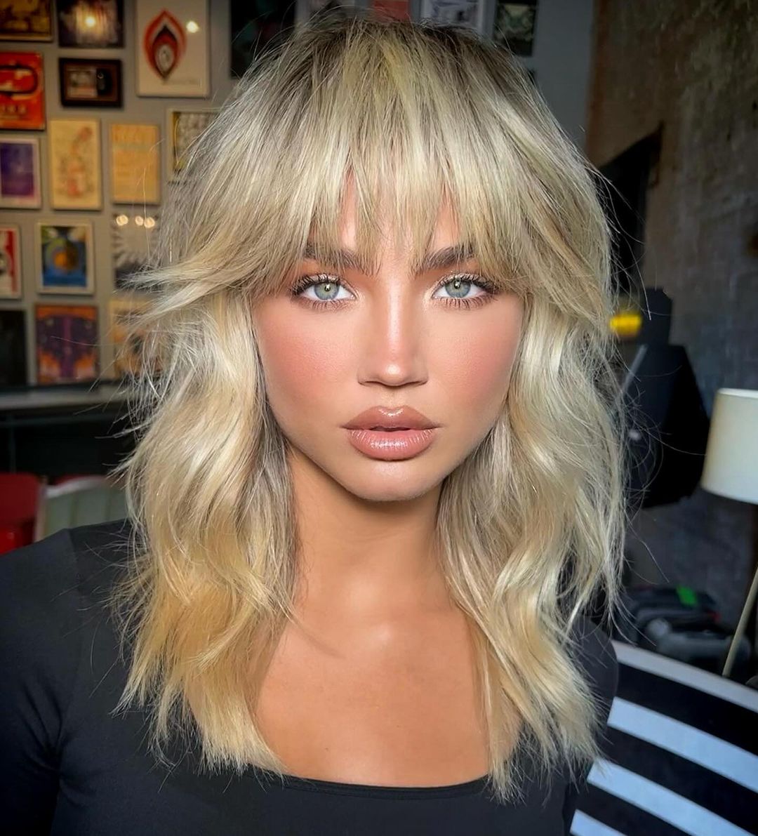 Collarbone Shag With Ash Blonde Highlights Collarbone Shag With Ash Blonde Highlights — Simple Voluminous Hair