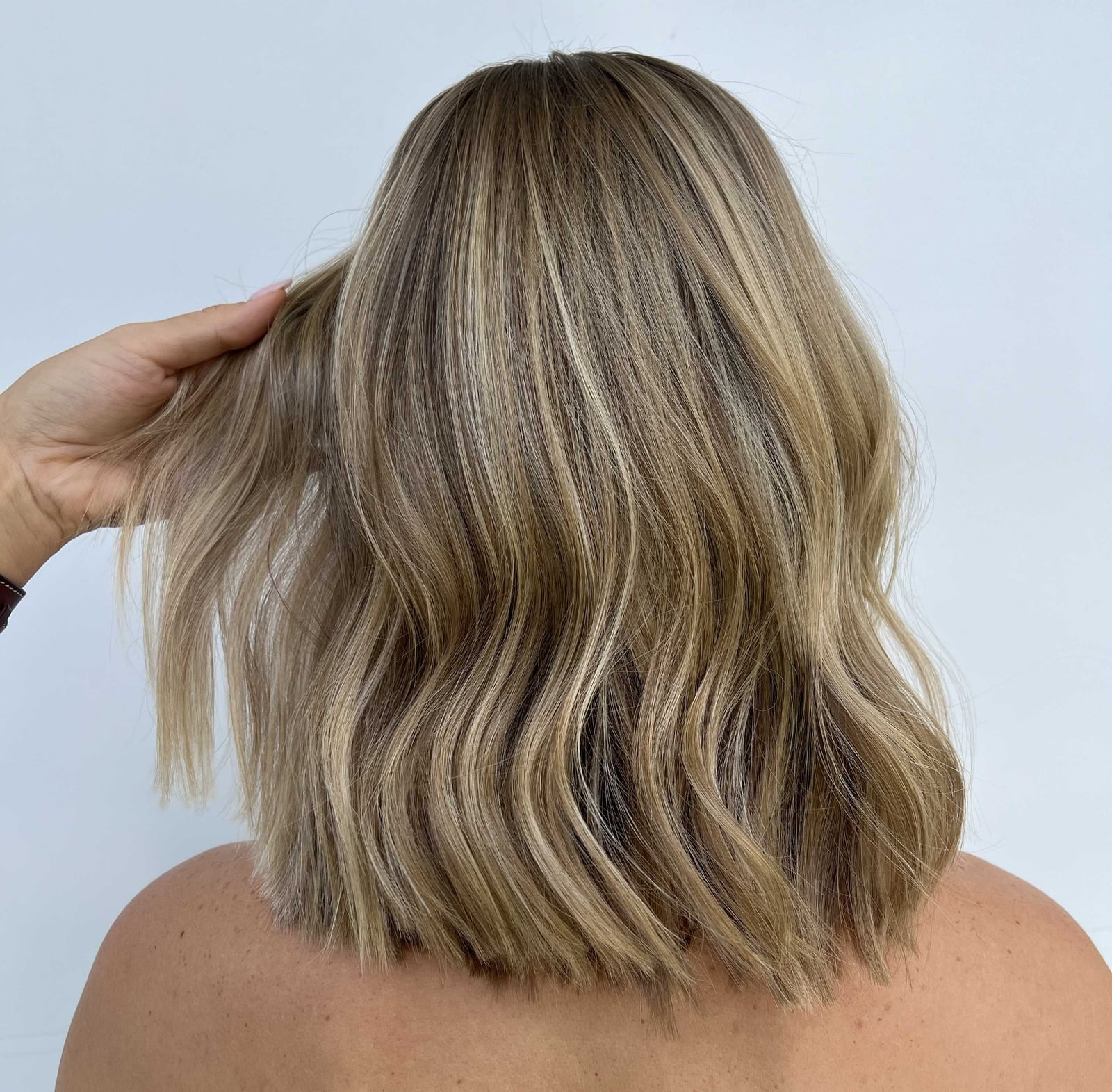 Collarbone Ash Blonde With Face Framing Bangs Collarbone Ash Blonde With Face Framing Bangs — Simple Voluminous Hair