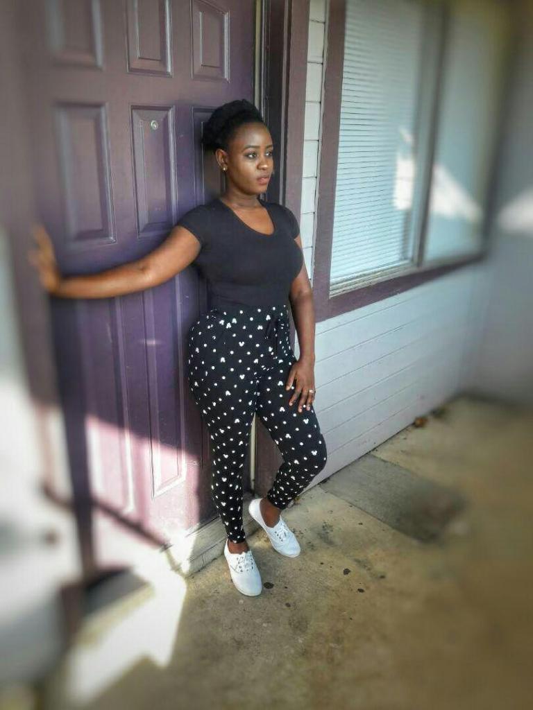 Black T-shirt with Heart Print Leggings and Sneakers Black T-shirt with Heart Print Leggings and Sneakers — Simple Weekend Outfits