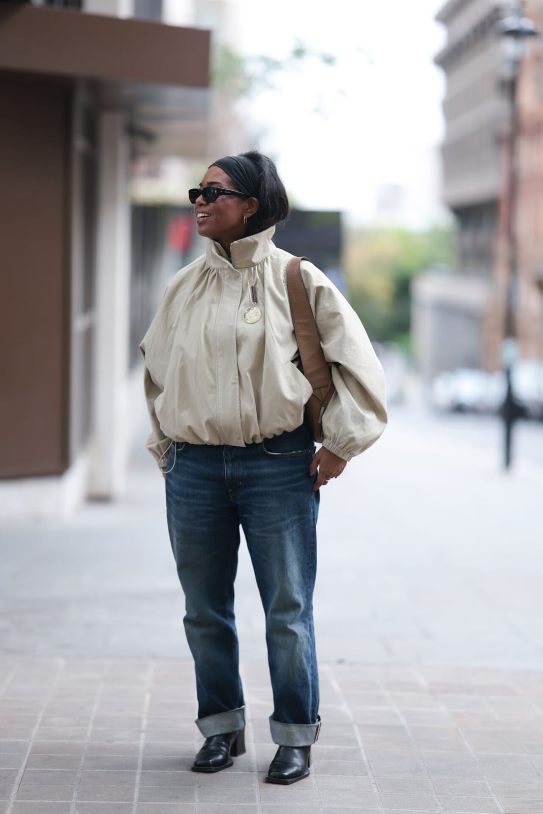 Beige Jacket with Voluminous Sleeves and Wide Leg Jeans Beige Jacket with Voluminous Sleeves and Wide Leg Jeans — Simple Weekend Outfits