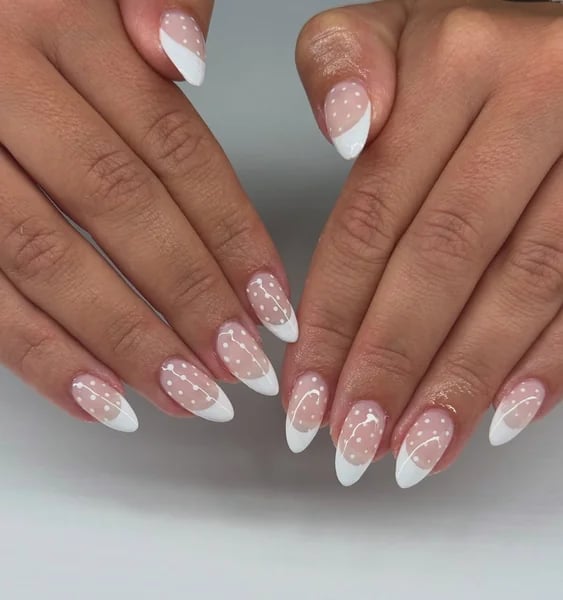 Medium Oval Nails With Perfect White French and нюдовая база — Simple White French Tip Nails