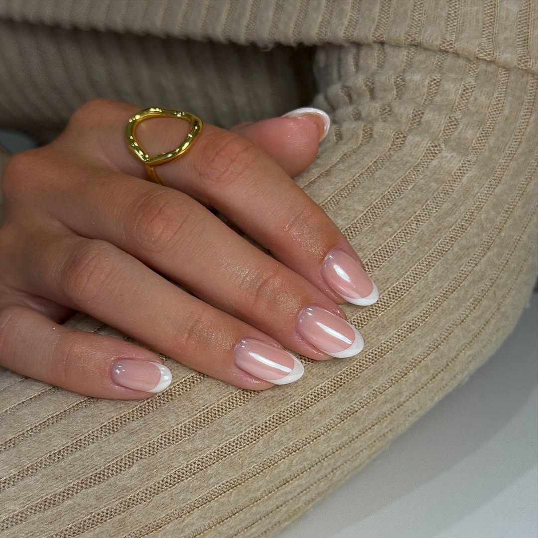 Medium Oval Nails With Perfect White French Tips — Simple White French Tip Nails