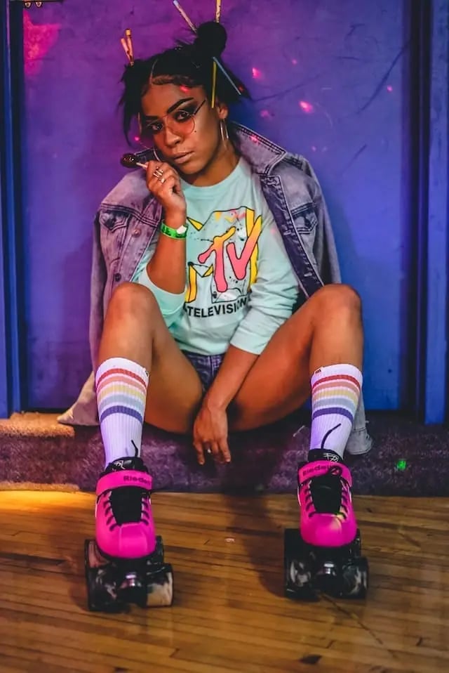 MTV Graphic T-shirt With Denim Jacket and Roller Skates — Trendy 80s Outfits