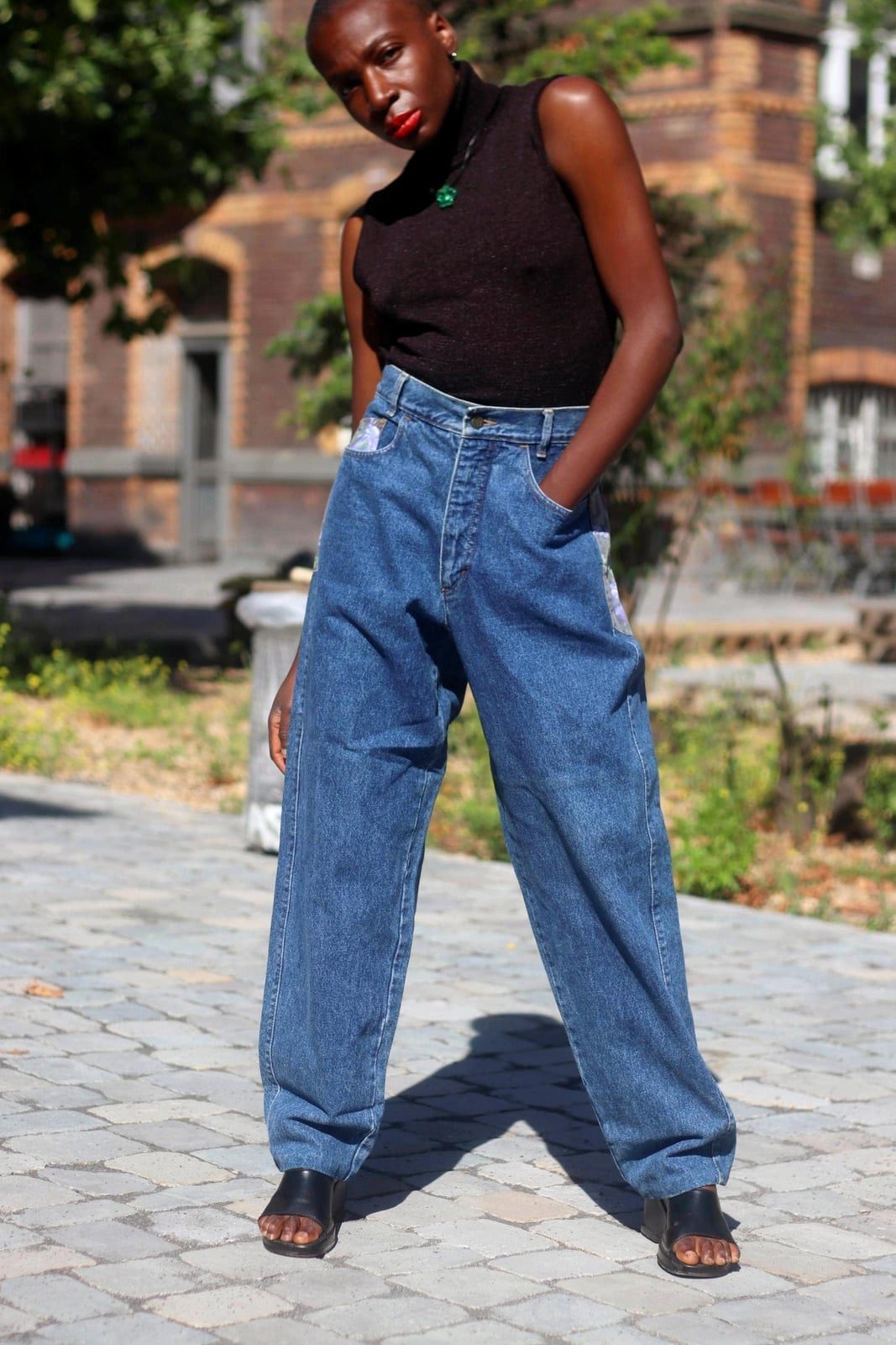 Oversized Baggy Jeans With Black Turtleneck and Open Toe Heels — Trendy 80s Outfits