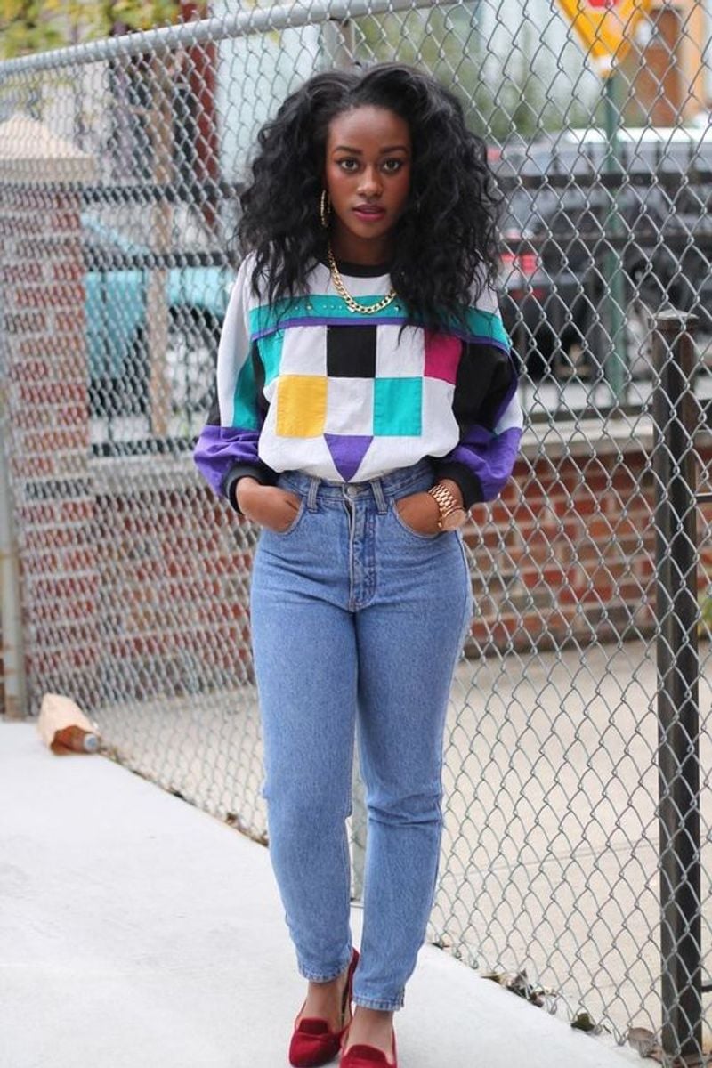 Color Block Sweatshirt With High Waisted Jeans and Heels — Trendy 80s Outfits
