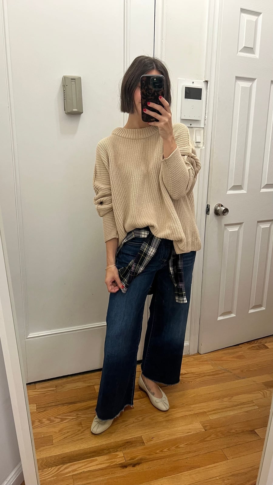 Oversized Beige Sweater with Wide Leg Jeans and Cream Ballet Flats — Trendy Ballet Flats Outfits