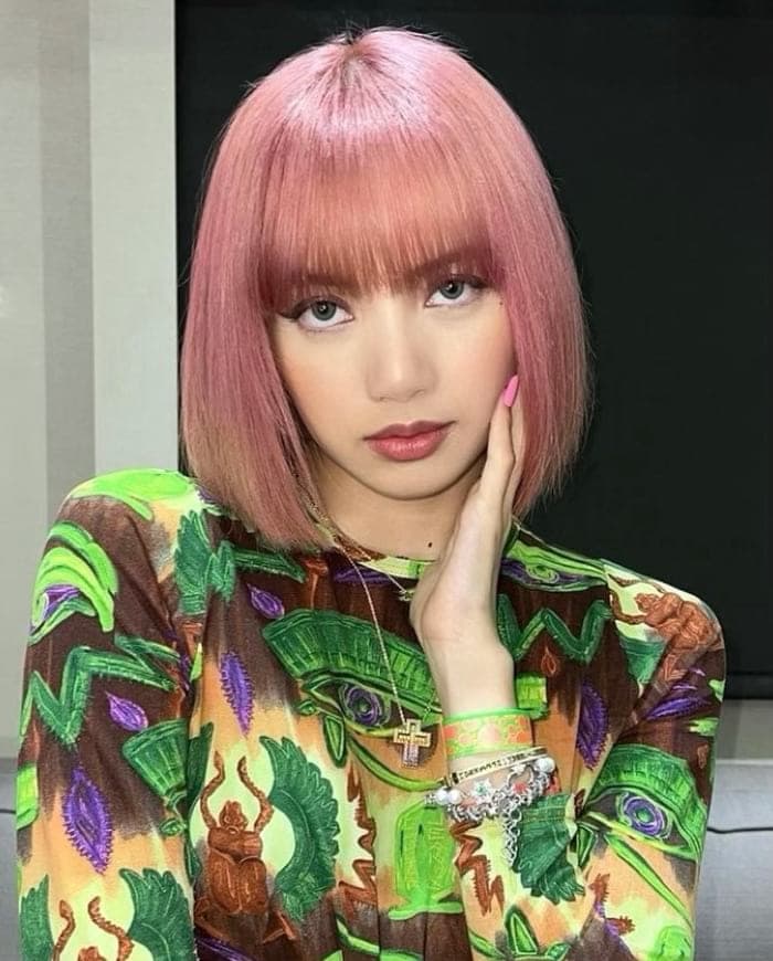 Chin Length Blonde Bob With Blunt Bangs Chin Length Blonde Bob With Blunt Bangs — Trendy Bangs Style
