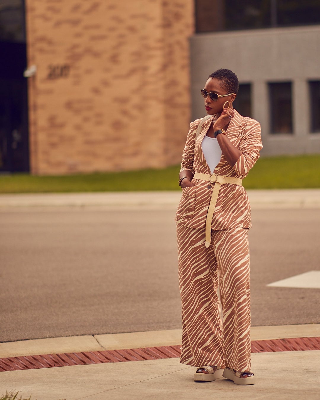 Wide Belt With Striped Linen Suit — Trendy Belt Outfits