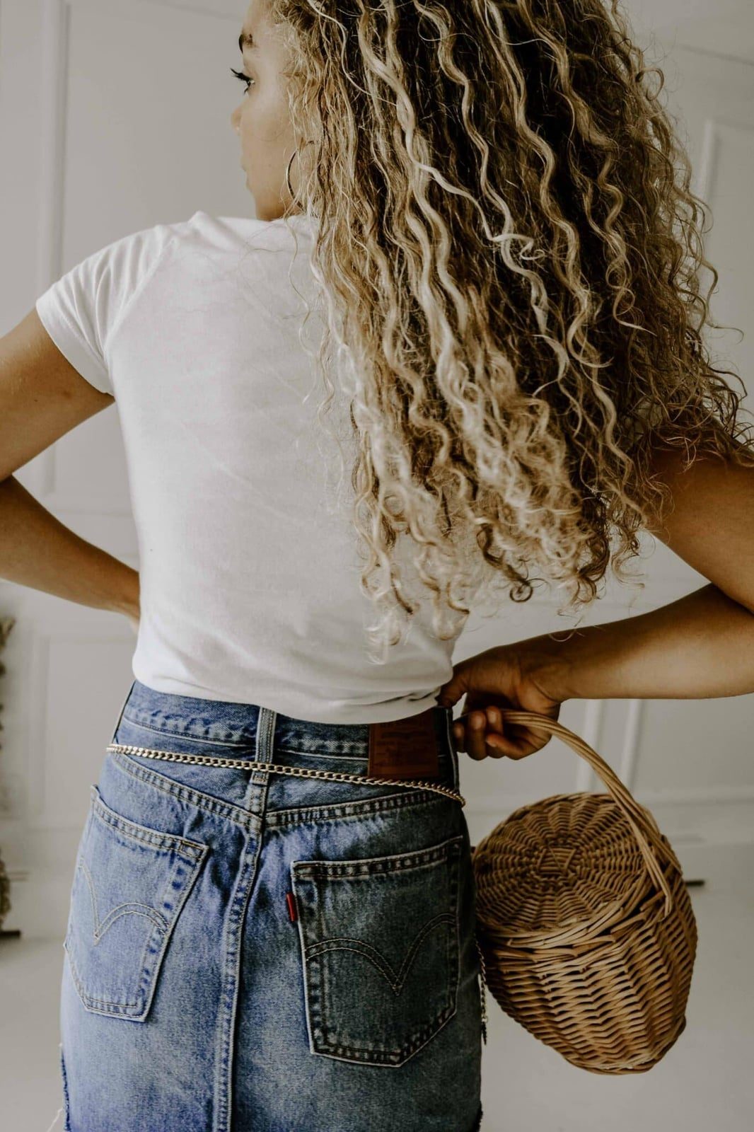 Gold Chain Belt On Denim Skirt — Trendy Belt Outfits