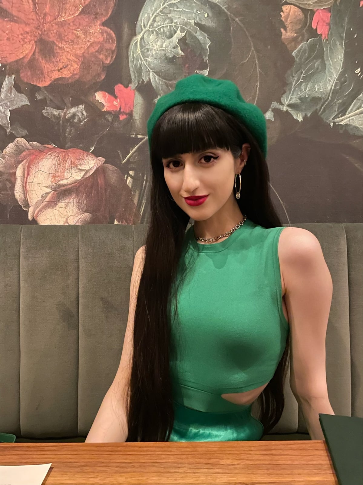 Matching Green Beret and Sleeveless Top — Trendy Beret Outfits
