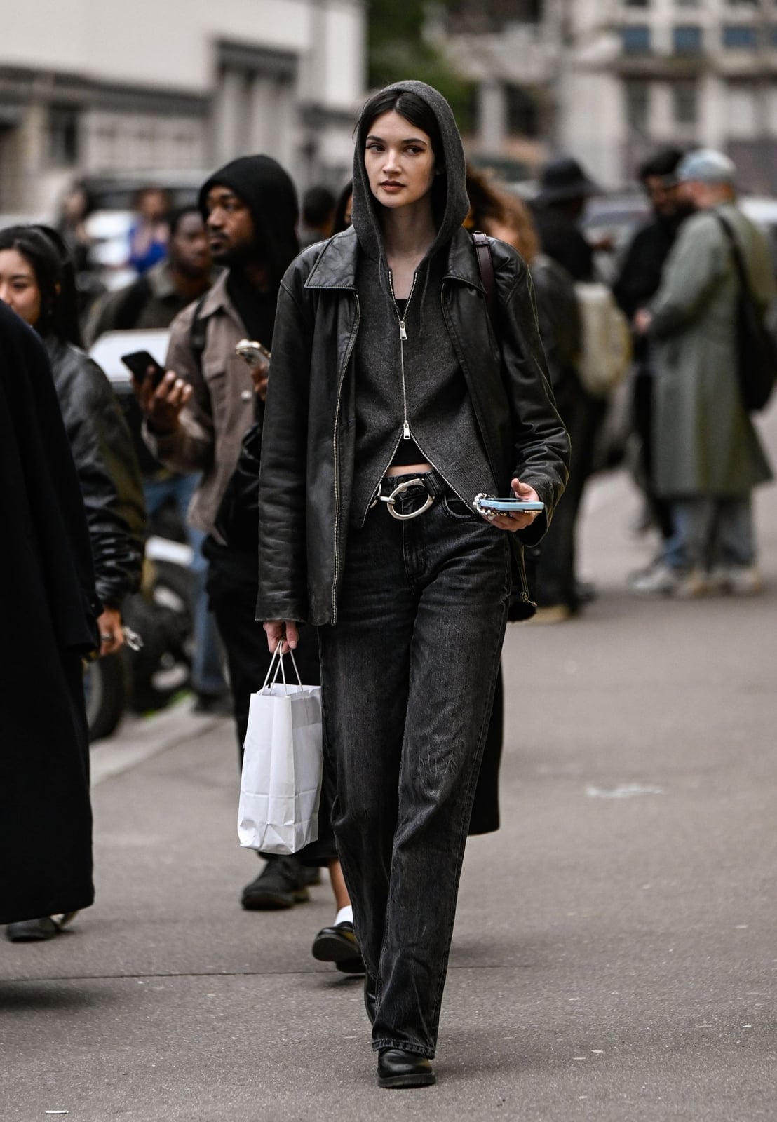 Oversized Grey Jackets Over Baggy Jeans — Trendy Black Baggy Jeans Outfit
