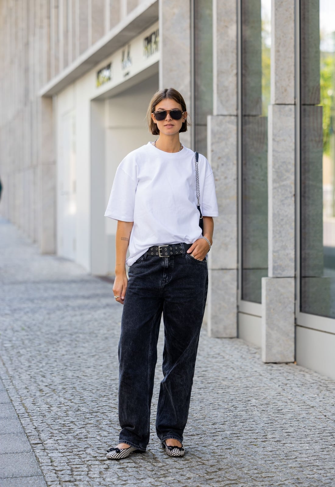 Baggy Jeans With Oversized White T-Shirt And Belt — Trendy Black Baggy Jeans Outfit