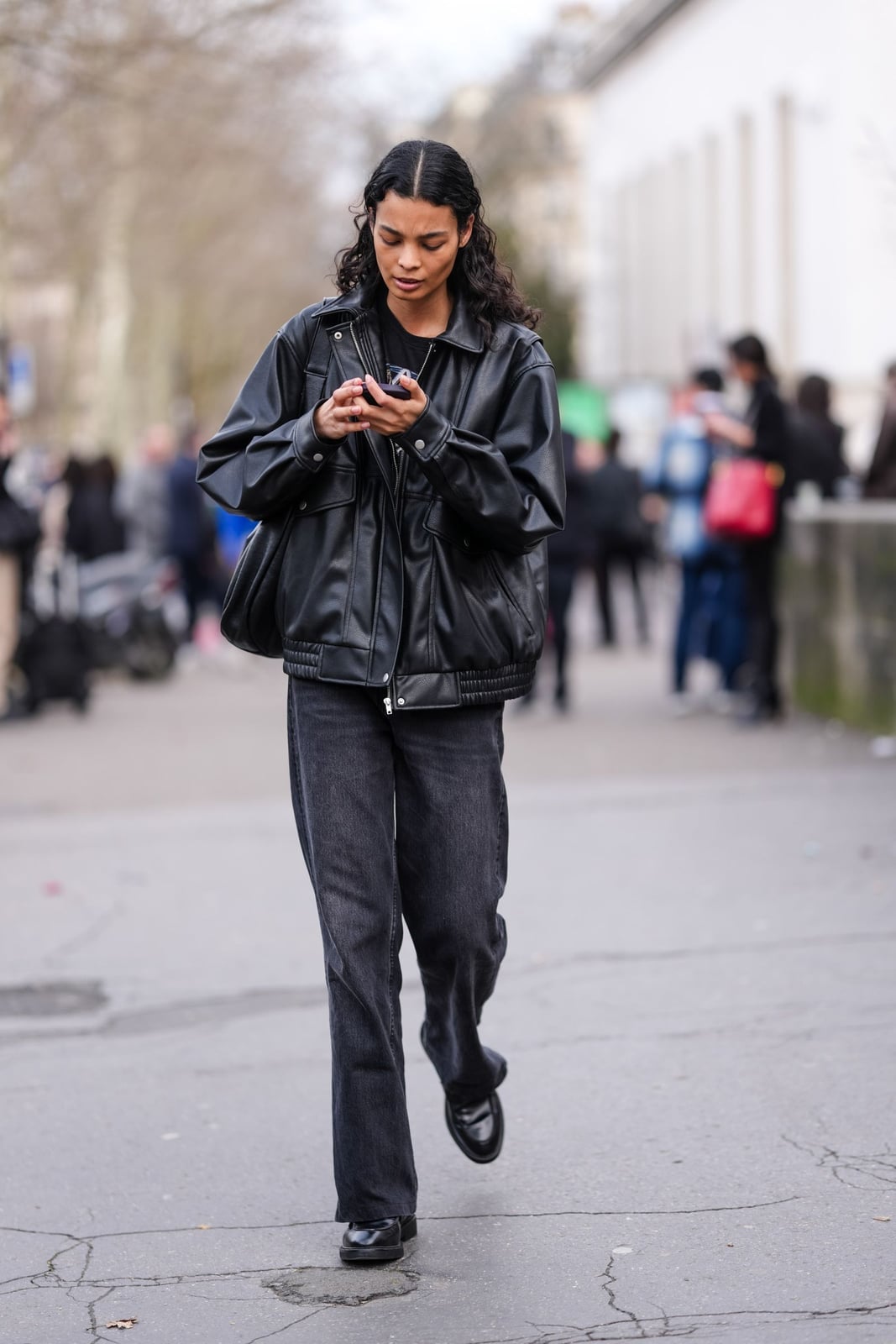 Baggy Jeans With Oversized Leather Bomber Jacket and Black Loafers — Trendy Black Baggy Jeans Outfit