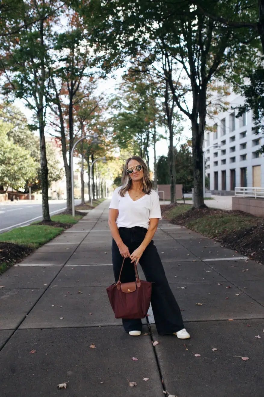 Oversized Baggy Jeans With White T-Shirt And Tote, Denim — Trendy Black Baggy Jeans Outfit