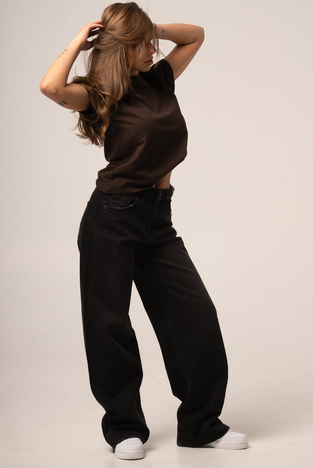 Extremely Baggy Jeans With Fitted Brown T-Shirt — Trendy Black Baggy Jeans Outfit
