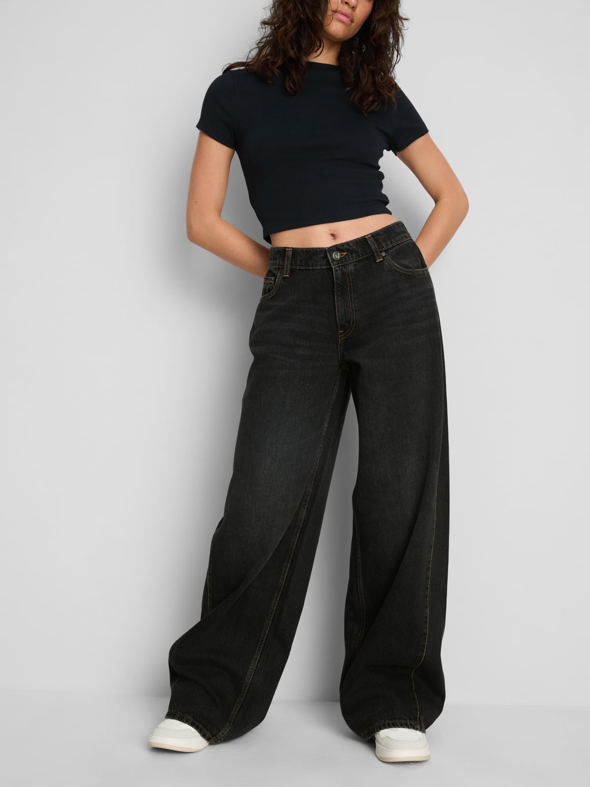 Oversized Baggy Jeans With Cropped Black T-Shirt, Close-Up Take — Trendy Black Baggy Jeans Outfit