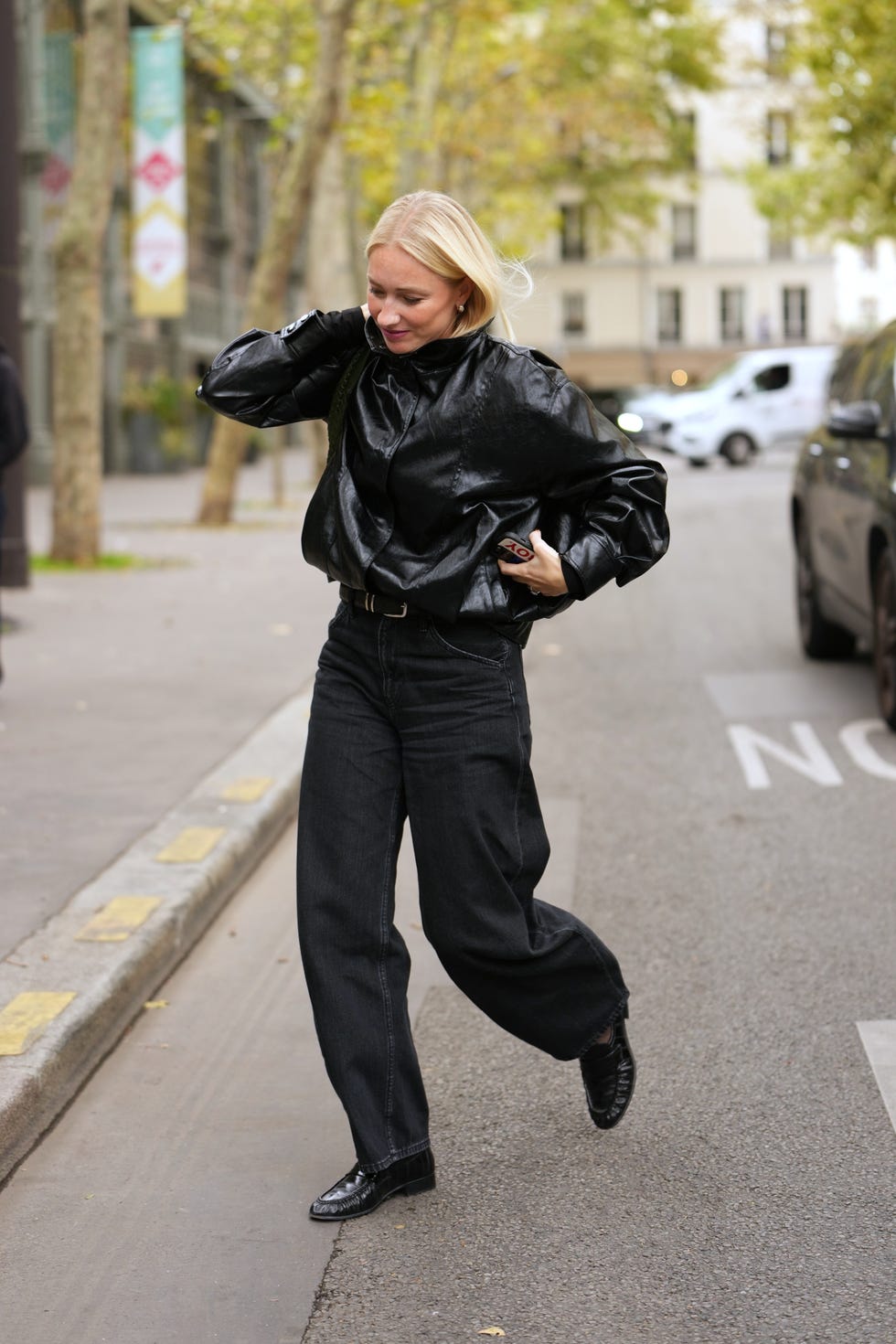 Oversized Black Bomber Jacket Over Baggy Jeans — Trendy Black Baggy Jeans Outfit