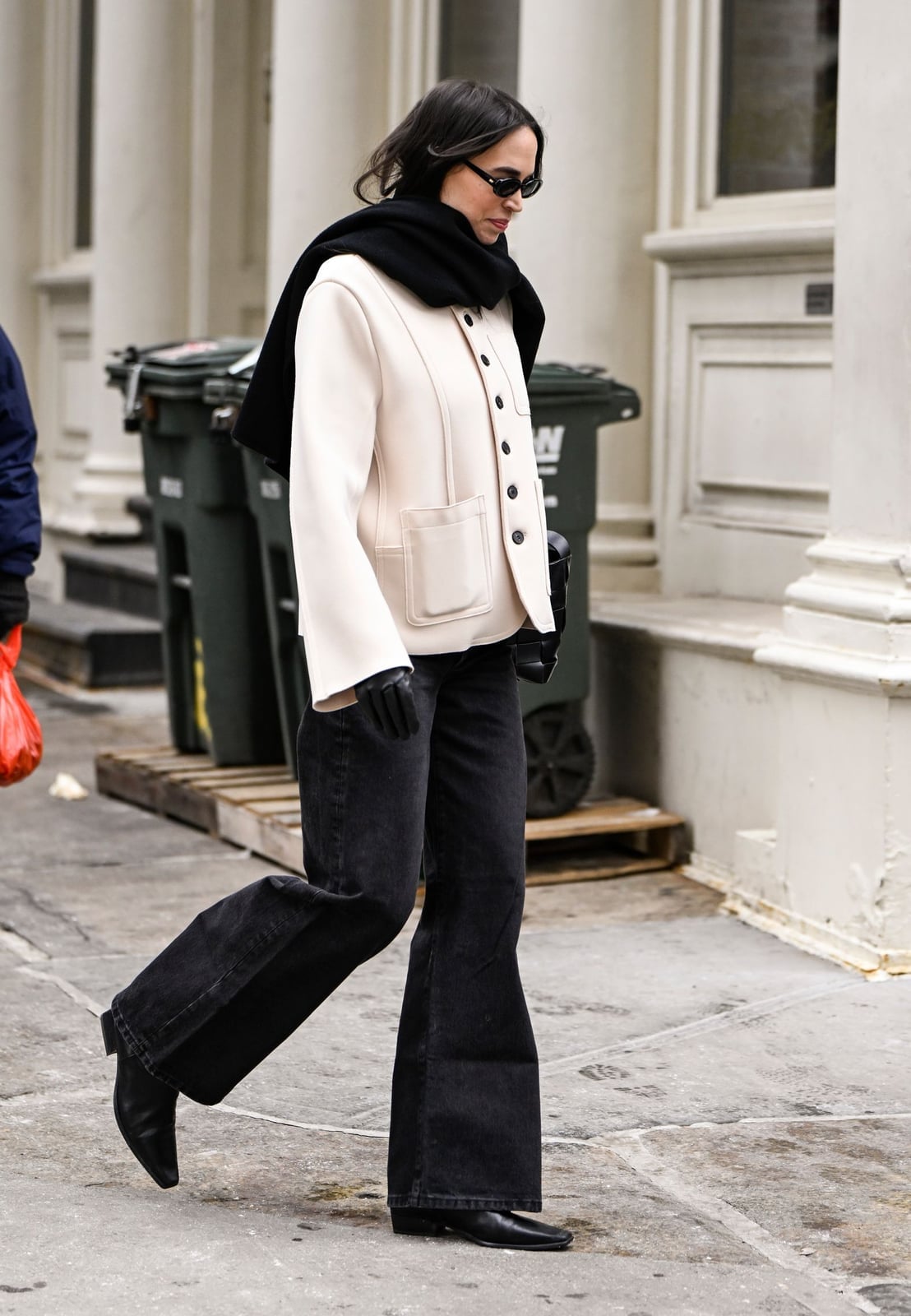 Baggy Jeans With A Cream Jacket And Scarf — Trendy Black Baggy Jeans Outfit