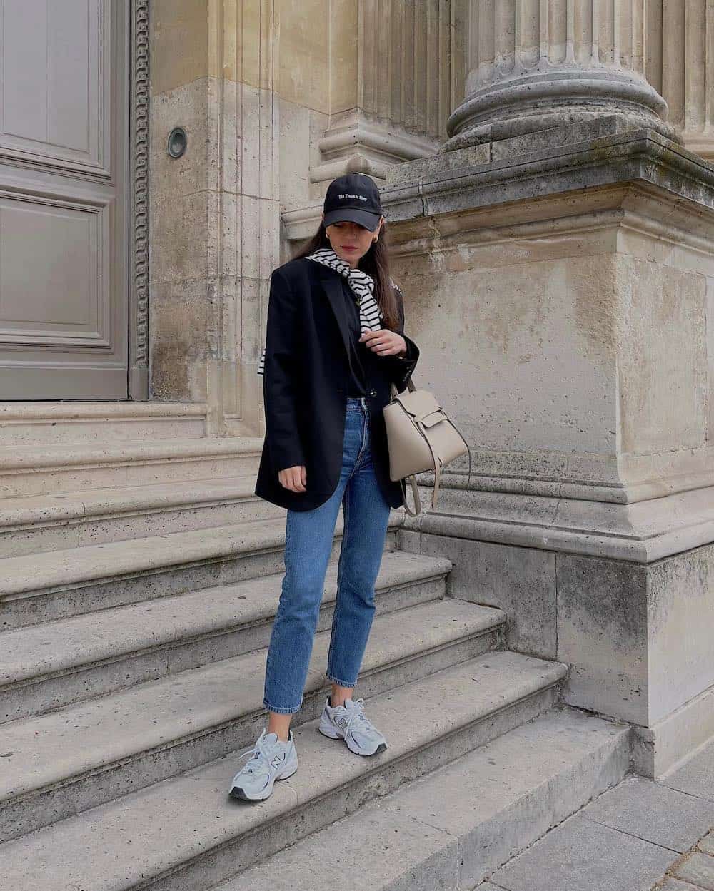 Oversized Black Blazer with Scarf, Jeans and Sneakers, Denim — Trendy Black Blazer Outfit
