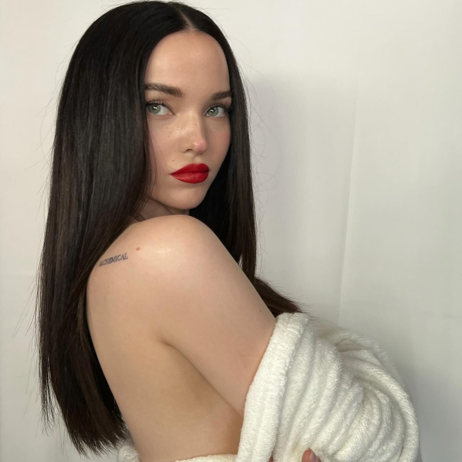 Mid-Back Fine Hair Blowout Shine — Trendy Black Hair
